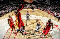 开云体育入口-街道赛之夜，法比尼奥的稳定艺术