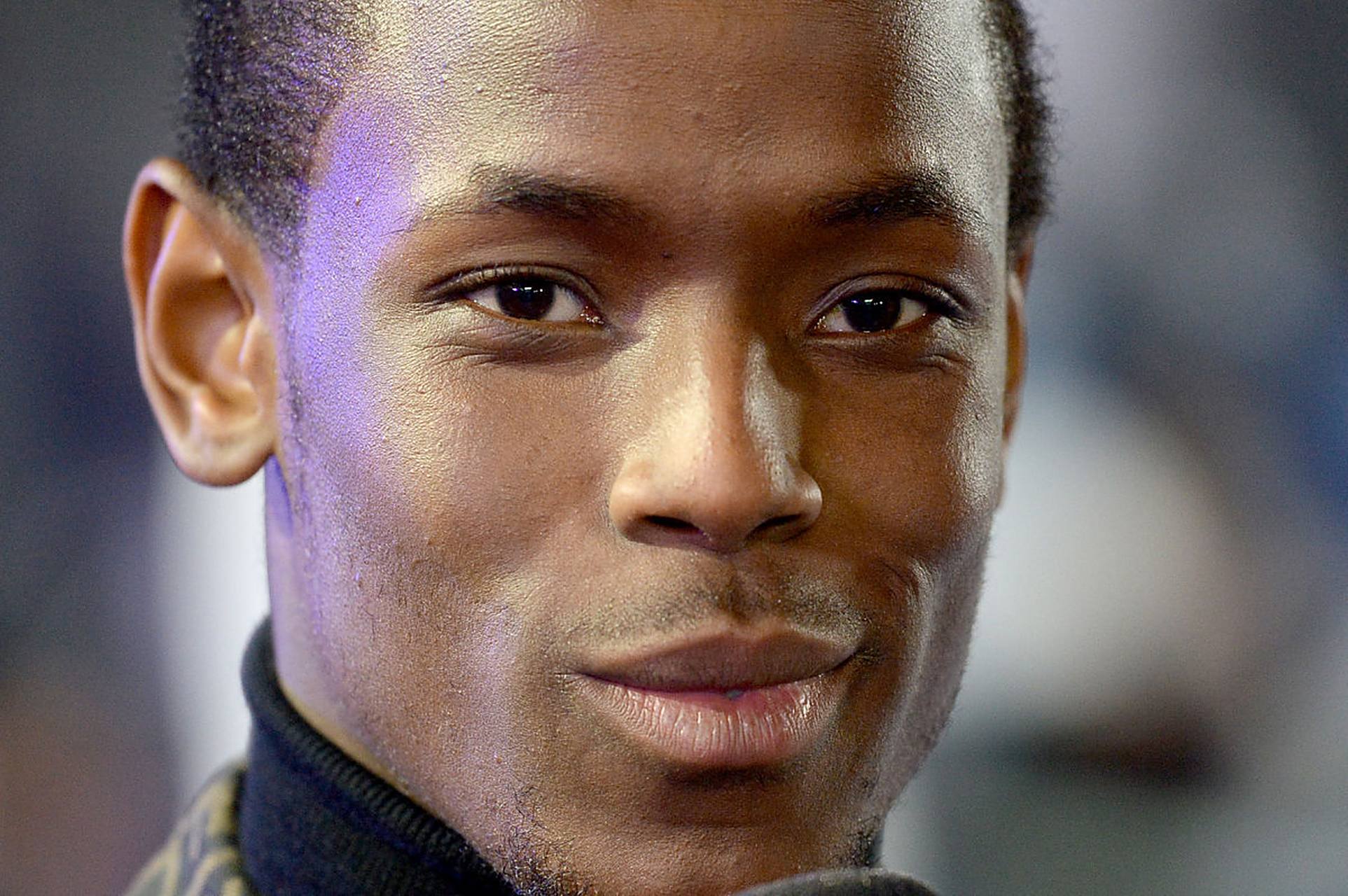 法国运动员勇夺奖杯，成为耀眼之星