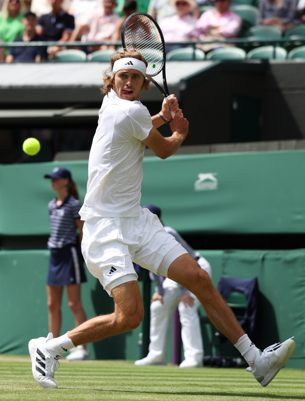 包含德国网球队逆转英国网球队，兹维列夫惊艳世界的词条