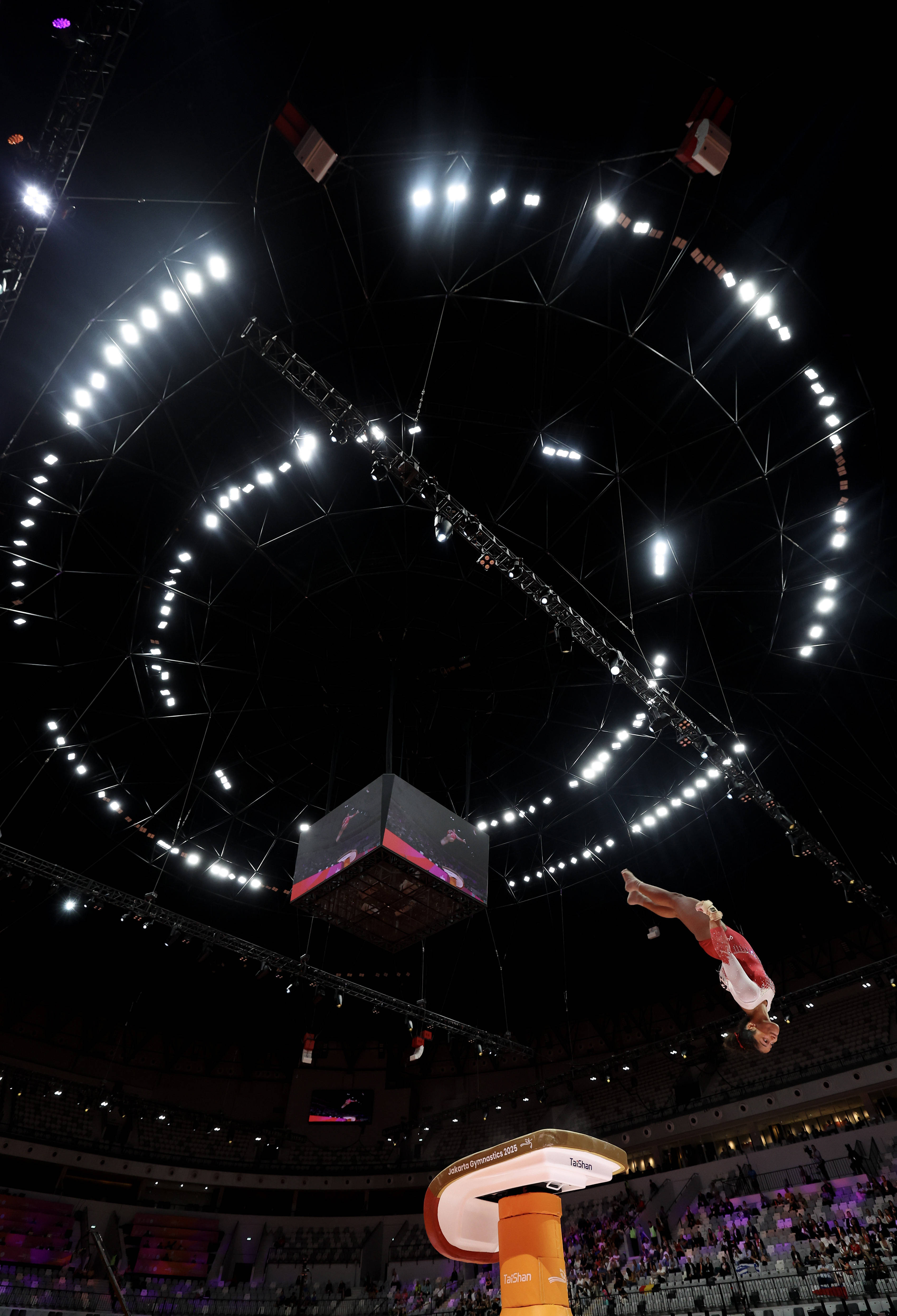 跳马决赛中，发力向前冲刺，勇夺前三