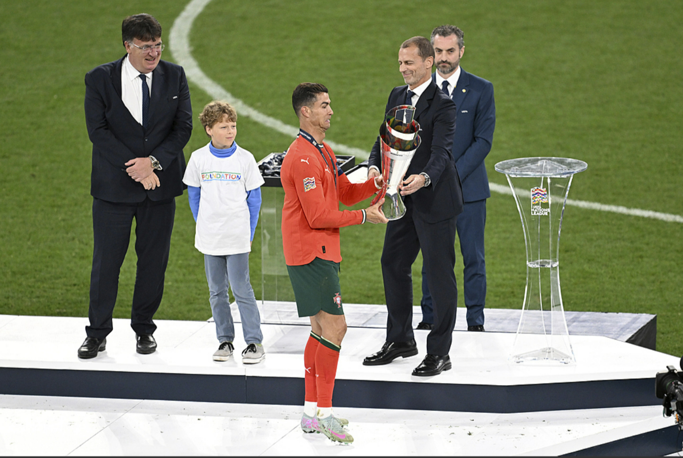 葡萄牙足球明星独中两元,稳获胜利羽翼丰满的简单介绍 葡萄牙足球明星独中两元,稳获胜利羽翼丰满的简单介绍