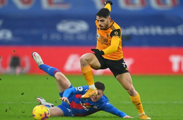 包含克罗托内客场逆袭获胜，保级前途渺茫的词条