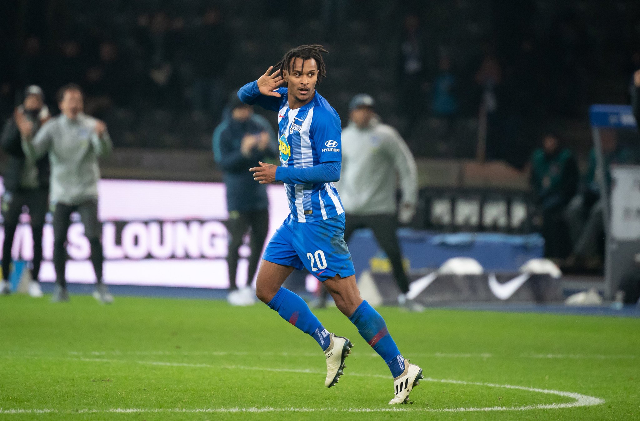 包含赫尔塔柏林球员在场上发挥出色拼搏的词条