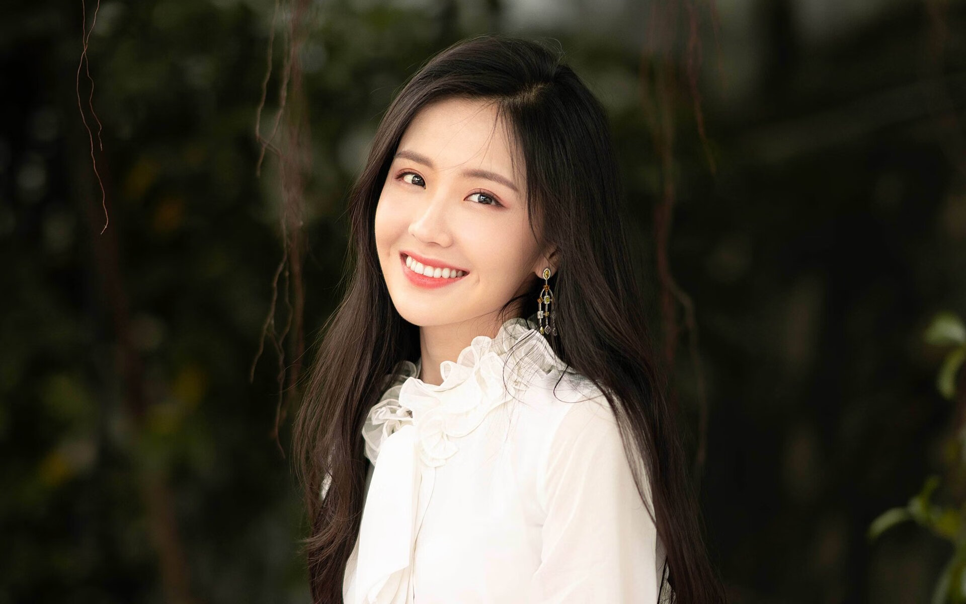 赛道与球场，当贝恩在F1街道赛接管比赛，新疆队打穿太阳