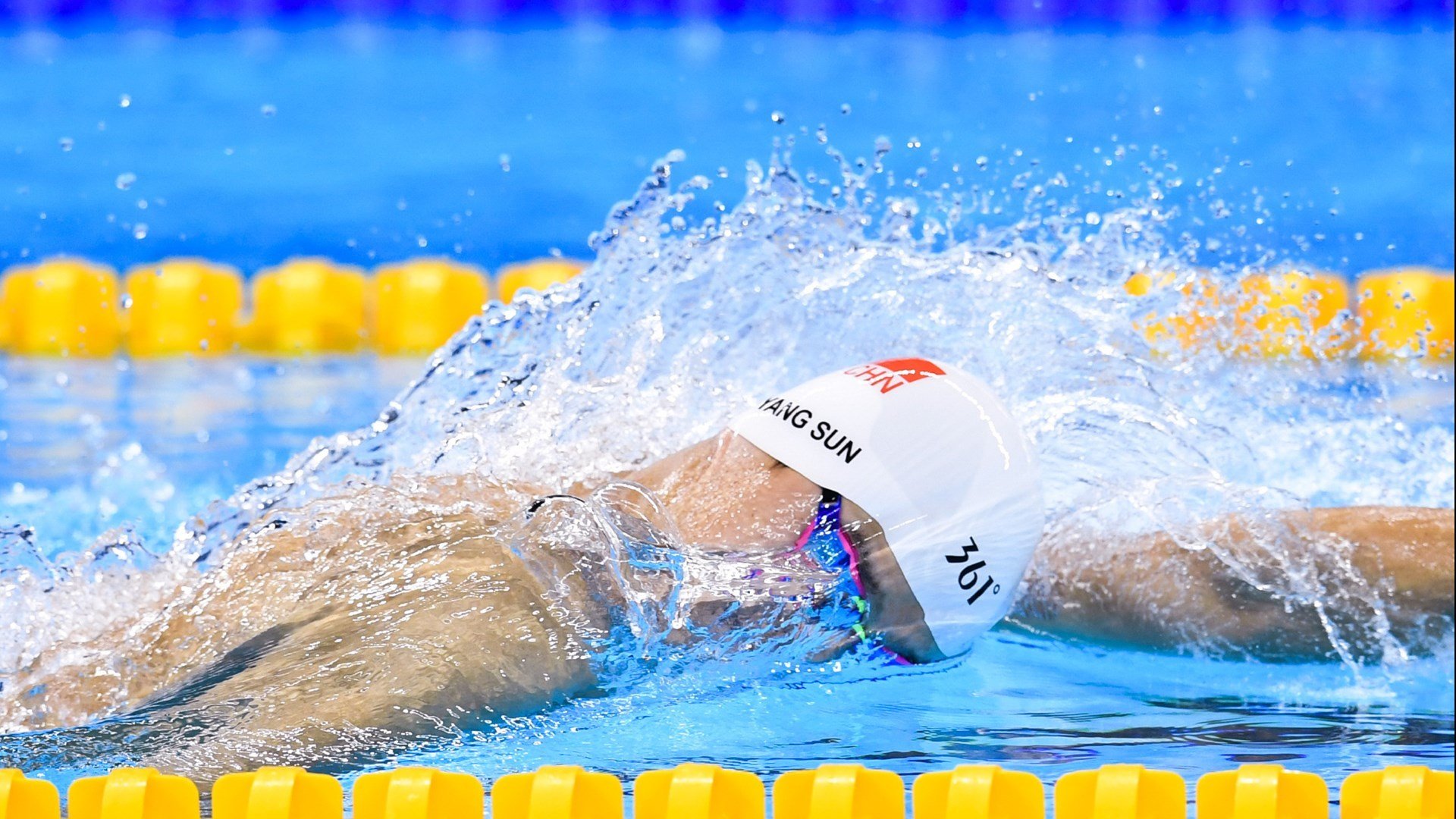 赛道与球场,当F1街道赛之夜遇见文班亚马的进攻艺术